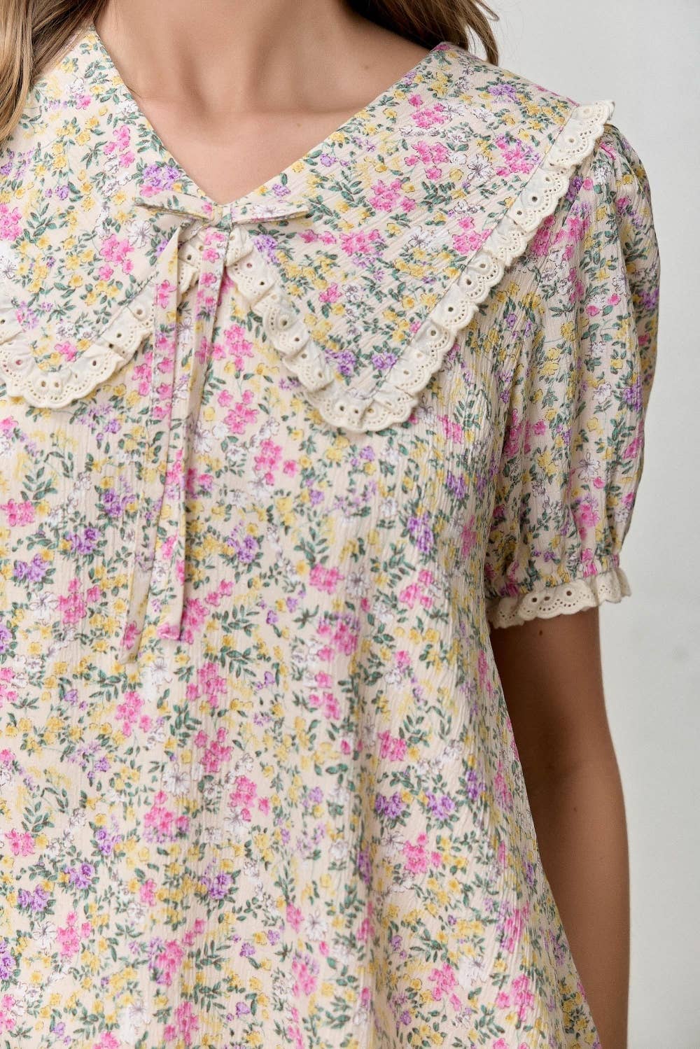 FLORAL PRINT EYELET TRIM COLLARED TOP