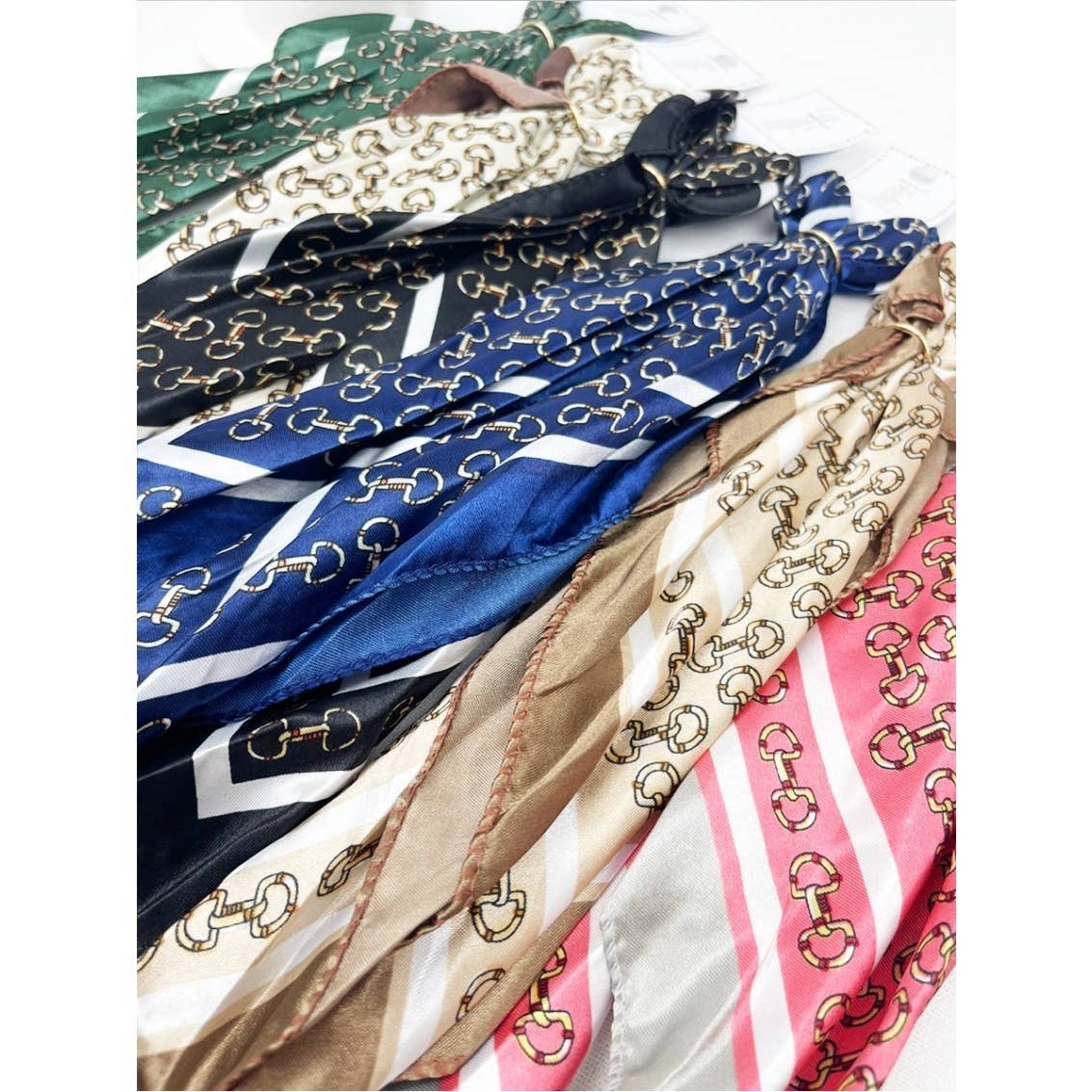 Chain Boarder Pattern Daily Scarf with Gold Ring