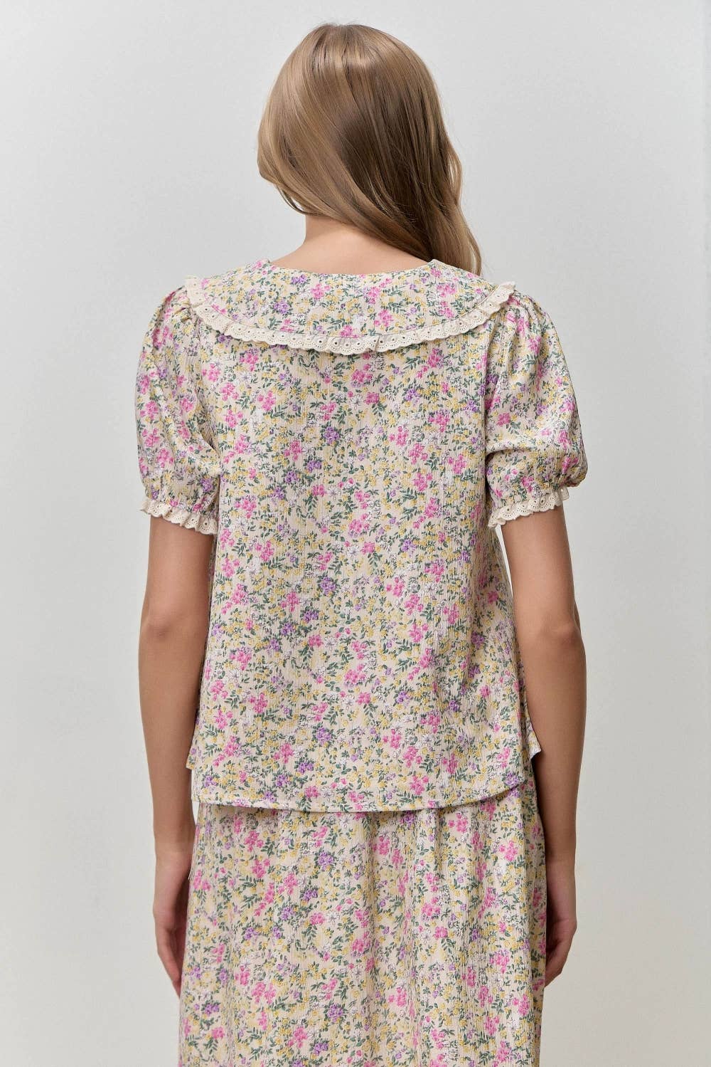 FLORAL PRINT EYELET TRIM COLLARED TOP