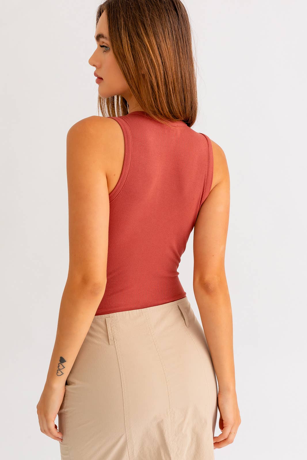 ROUND NECK SLEEVELESS BODYSUIT