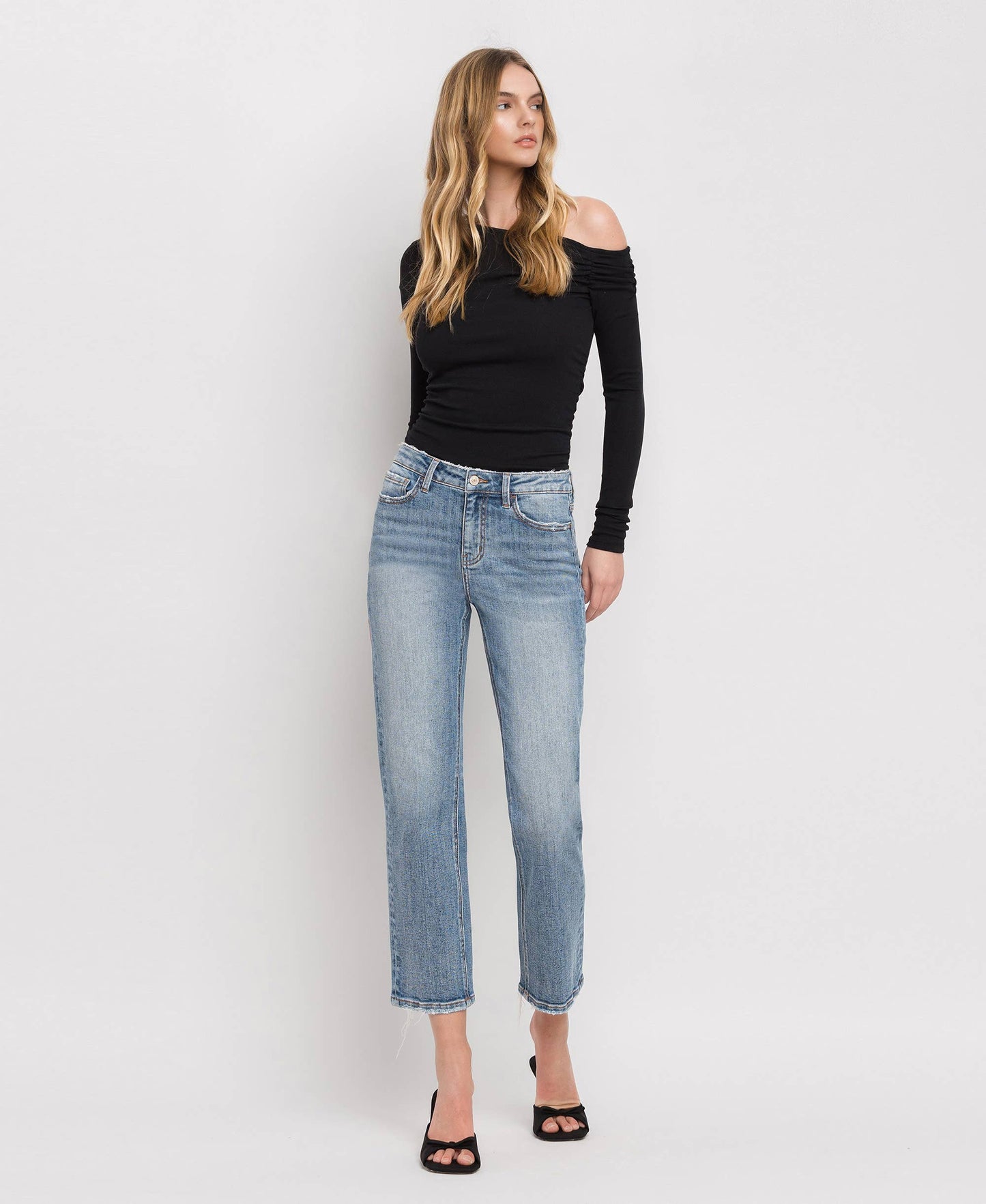 MID RISE DISTRESSED BACK HEM CROP STRAIGHT