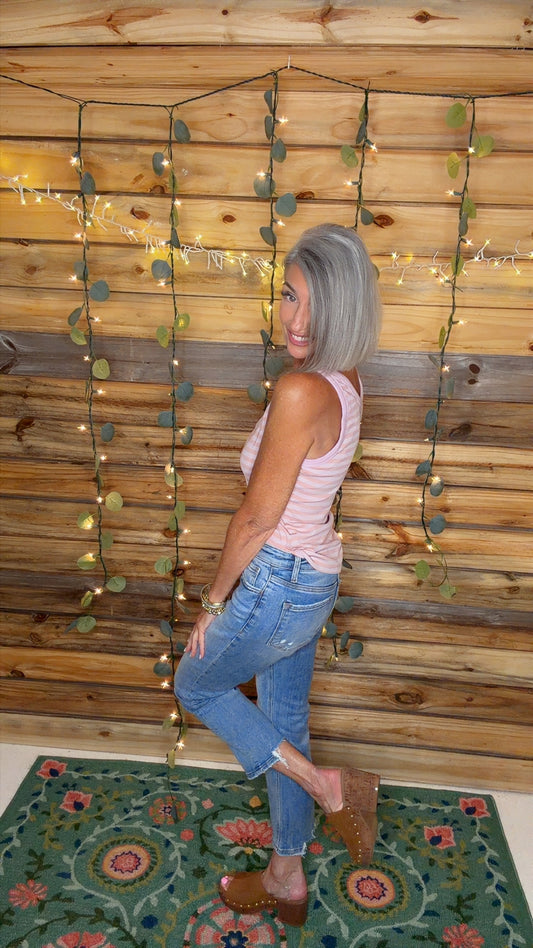 MID RISE DISTRESSED BACK HEM CROP STRAIGHT