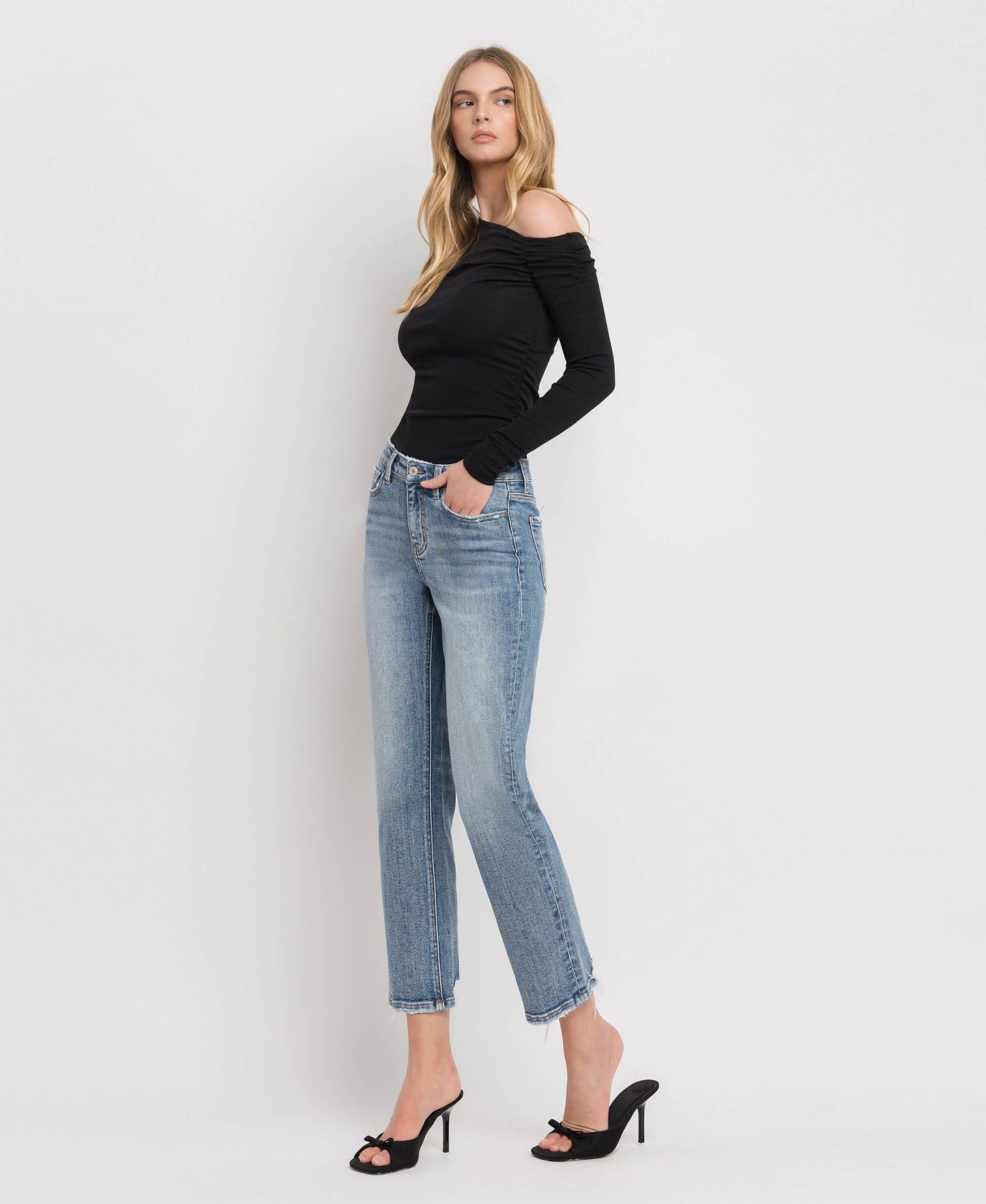 MID RISE DISTRESSED BACK HEM CROP STRAIGHT