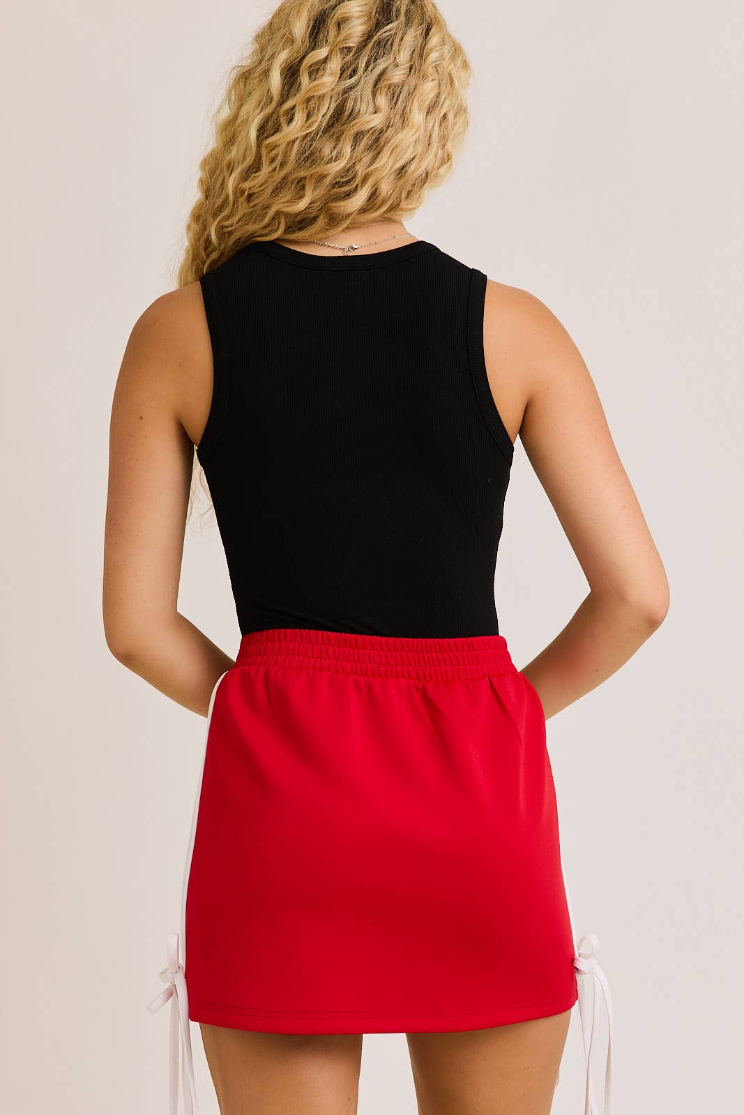 ROUND NECK SLEEVELESS BODYSUIT