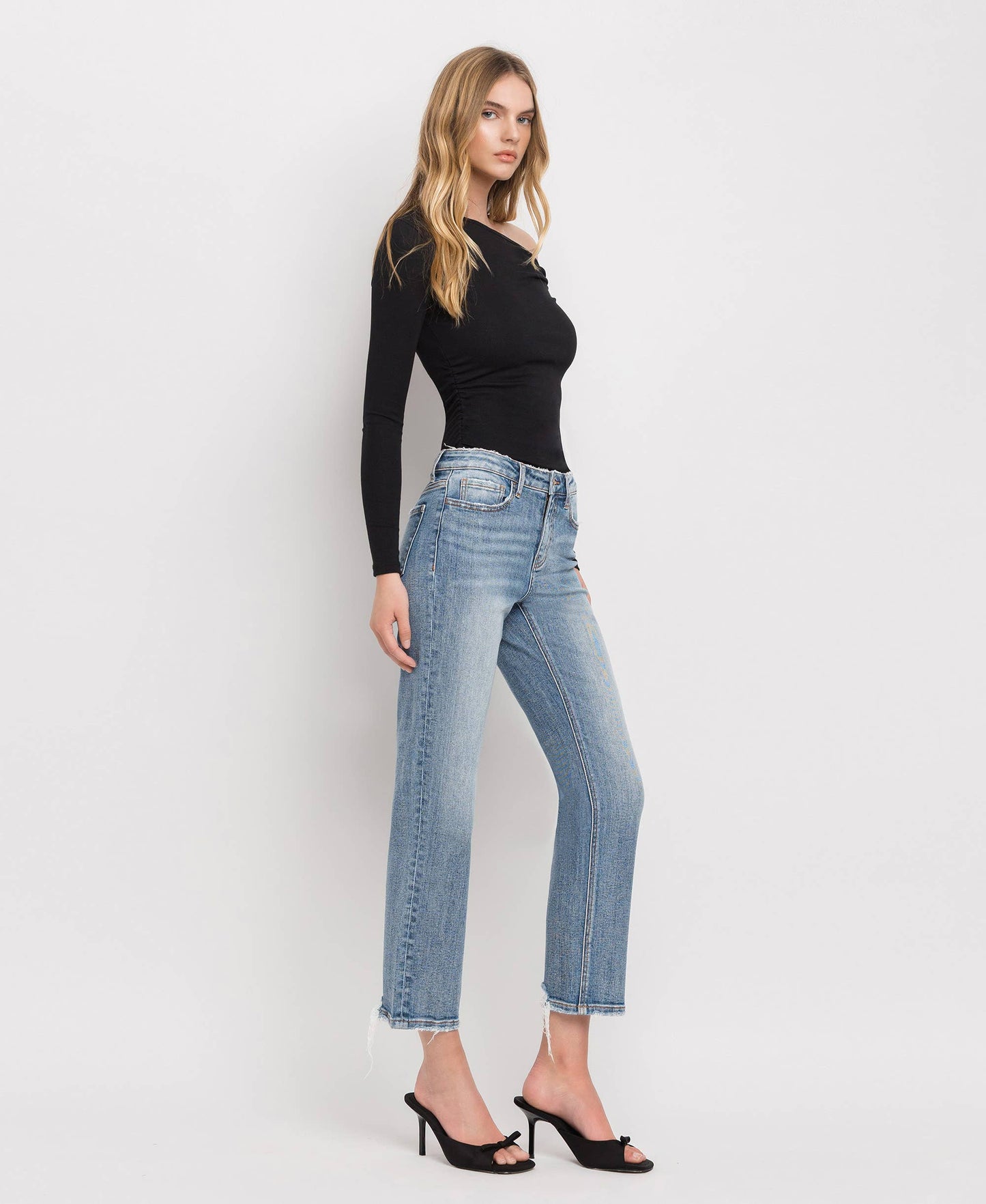 MID RISE DISTRESSED BACK HEM CROP STRAIGHT