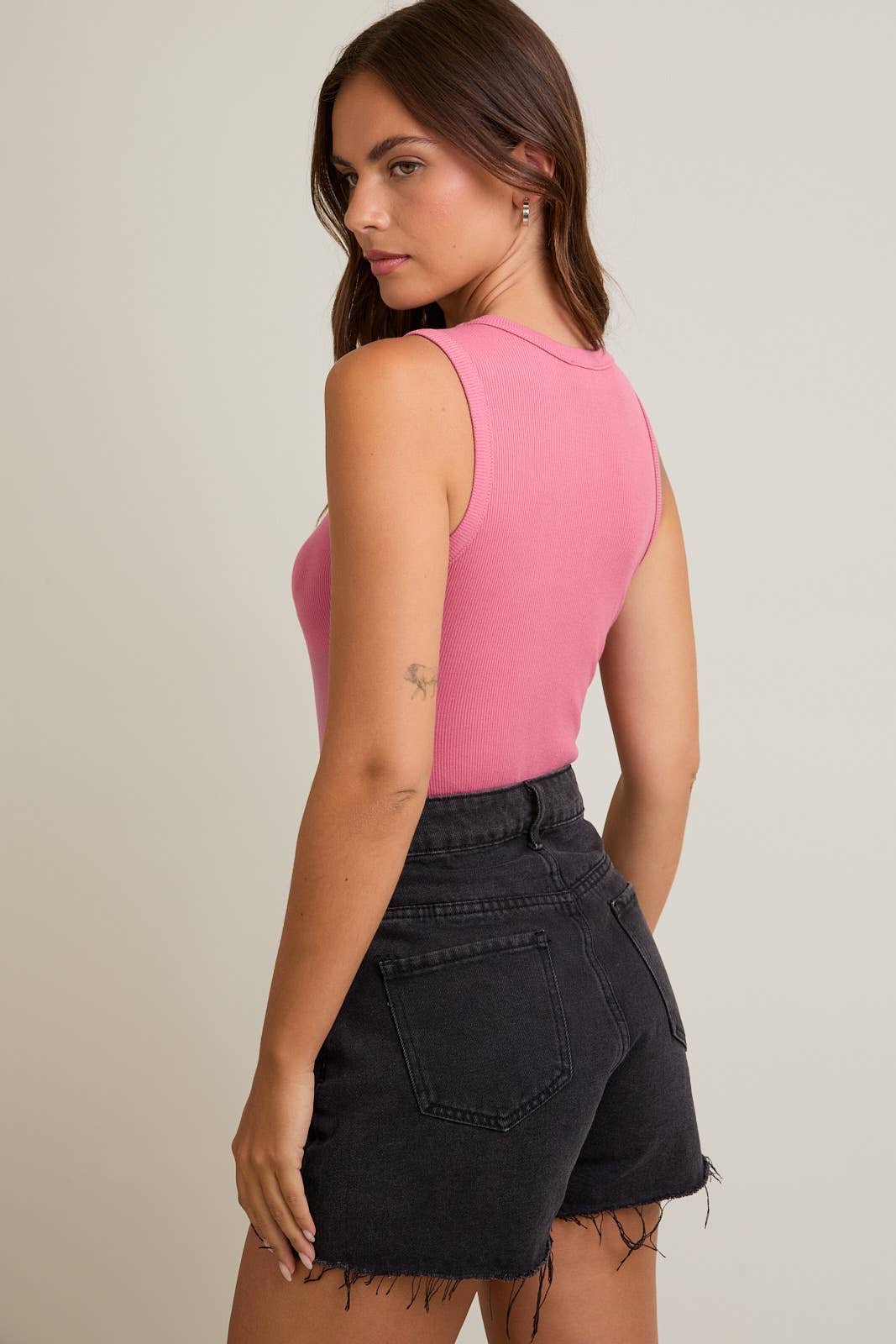 ROUND NECK SLEEVELESS BODYSUIT