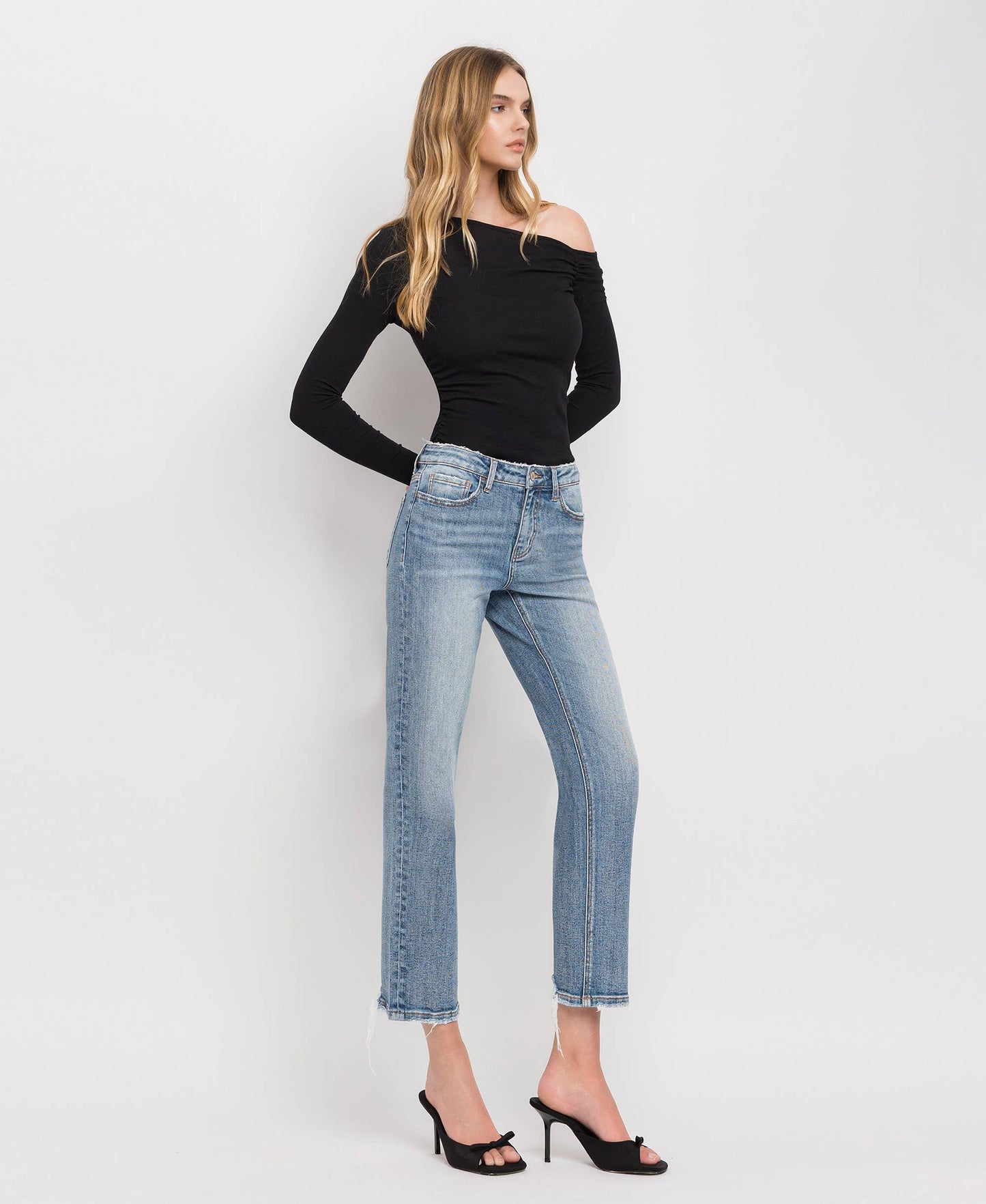 MID RISE DISTRESSED BACK HEM CROP STRAIGHT