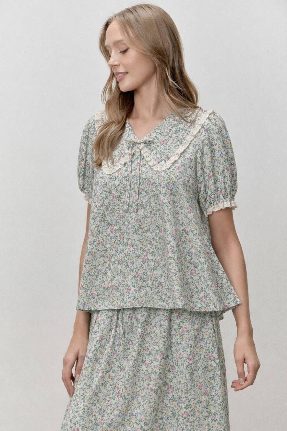 FLORAL PRINT EYELET TRIM COLLARED TOP