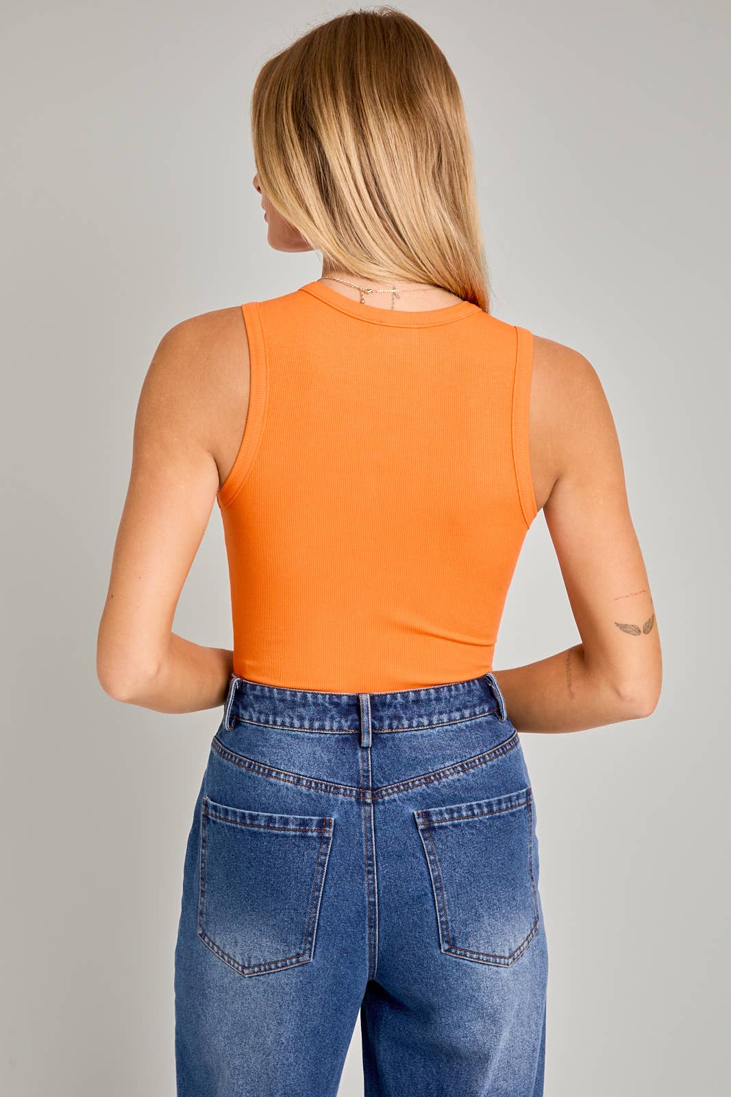 ROUND NECK SLEEVELESS BODYSUIT