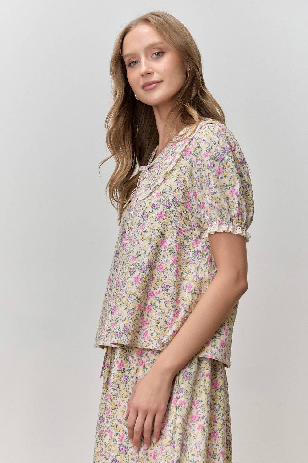 FLORAL PRINT EYELET TRIM COLLARED TOP