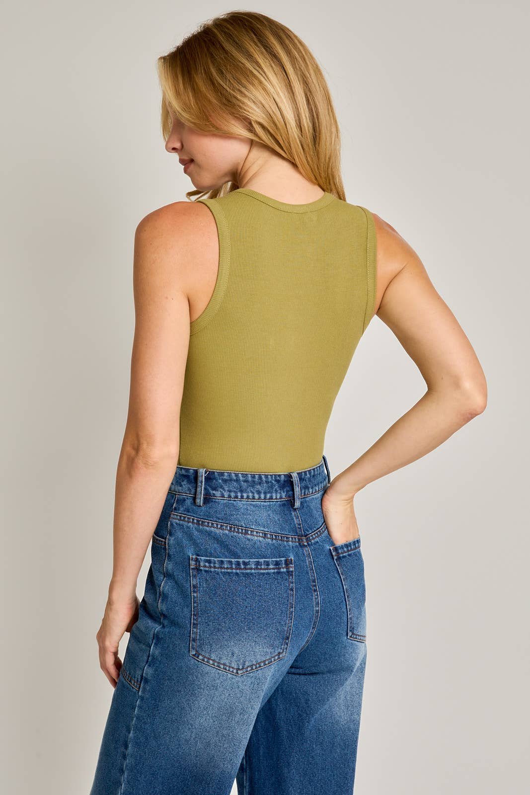 ROUND NECK SLEEVELESS BODYSUIT