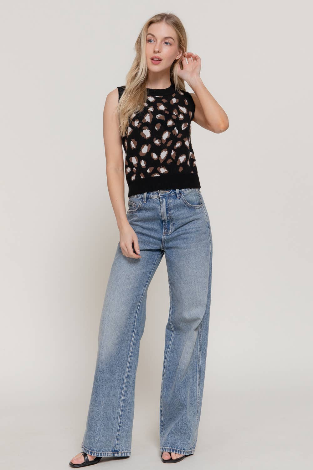 Sleeveless Round Neck Leopard Jacquard Sweater Top