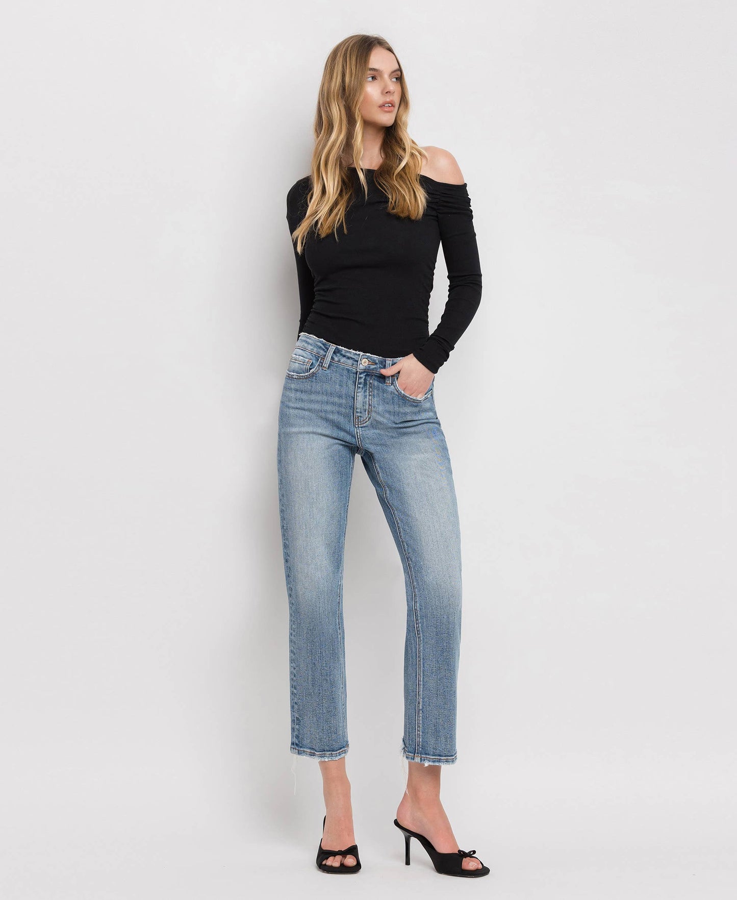 MID RISE DISTRESSED BACK HEM CROP STRAIGHT