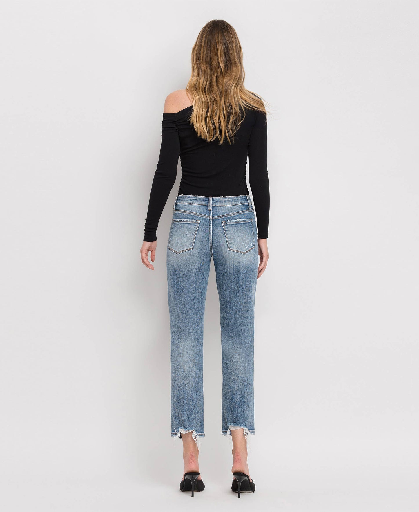 MID RISE DISTRESSED BACK HEM CROP STRAIGHT