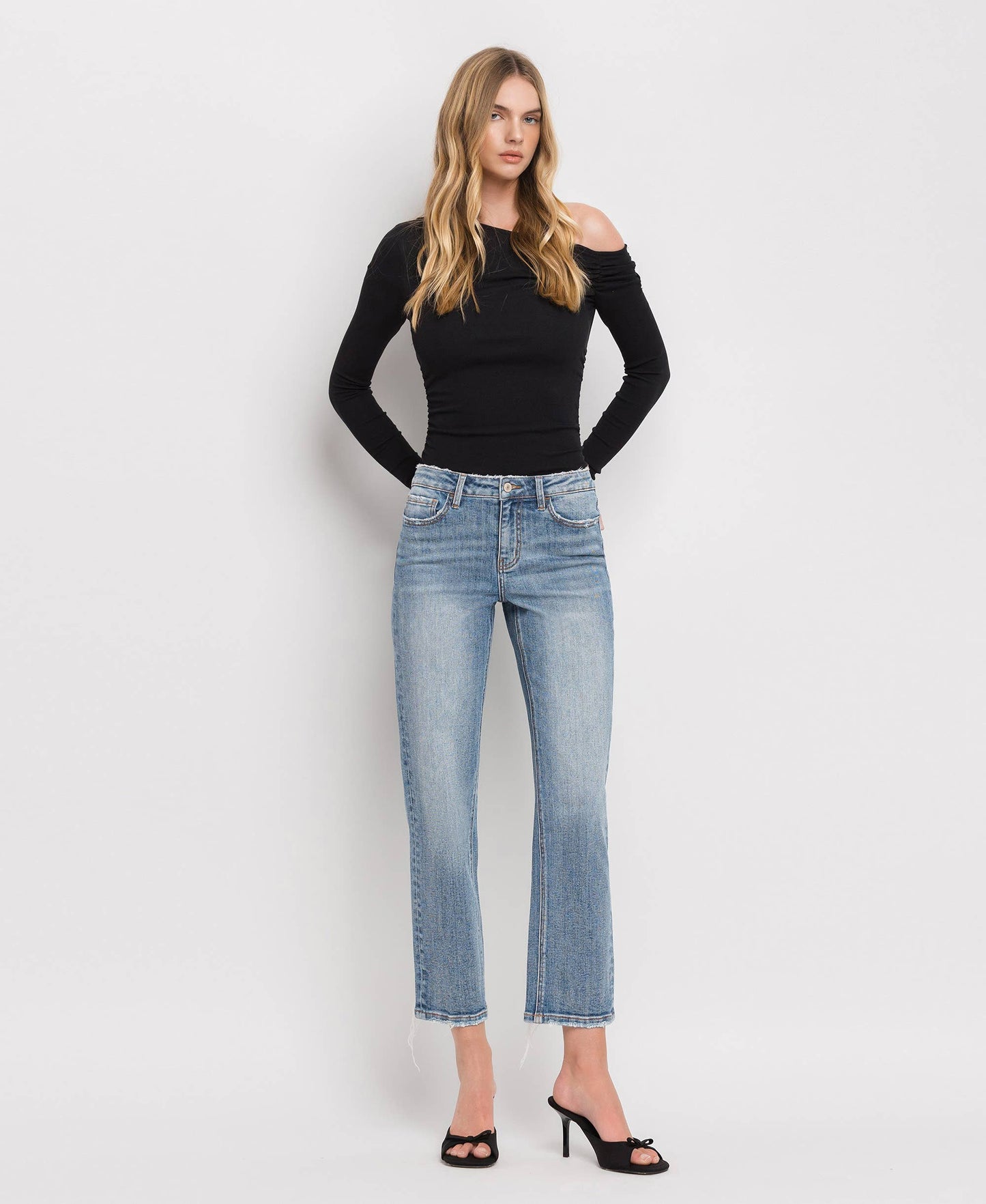 MID RISE DISTRESSED BACK HEM CROP STRAIGHT