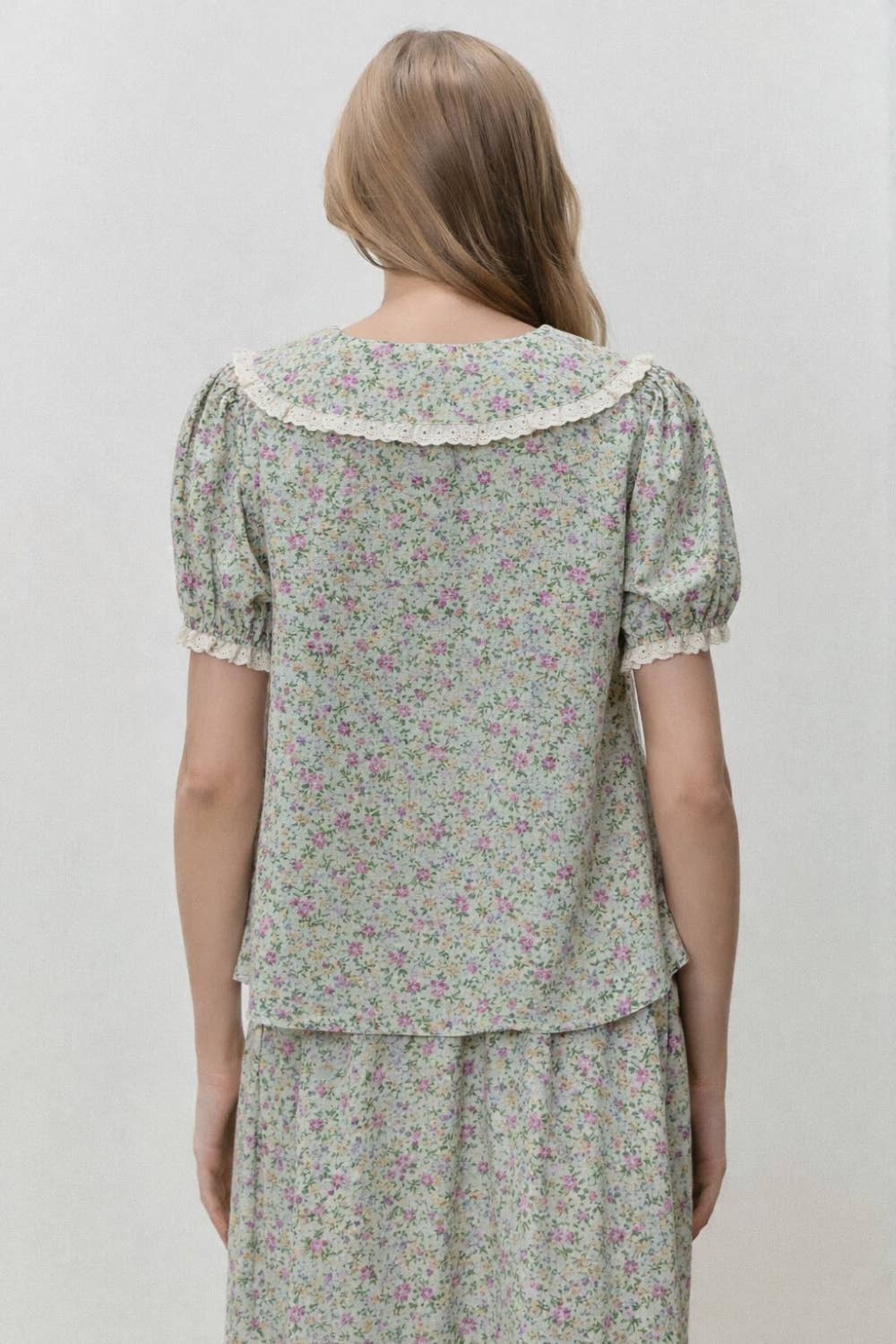 FLORAL PRINT EYELET TRIM COLLARED TOP